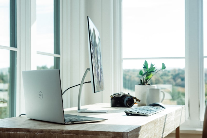 デスクとノートPC・ビジネス取引イメージ